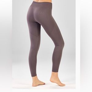 Fabletics Mid-Rise Seamless Rib 7/8 length Leggings with geometric detail Size L